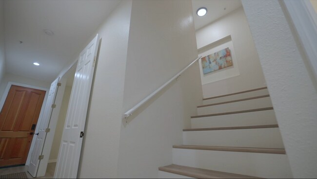 Building Photo - 330 Lang Ct N