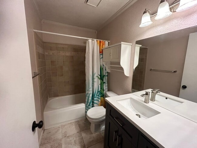 Building Photo - Clean and Functional In Modesto!