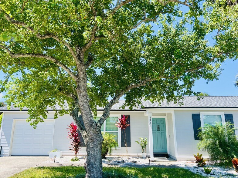 Building Photo - 816 5th St S