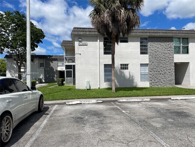 Building Photo - 10361 N Kendall Dr