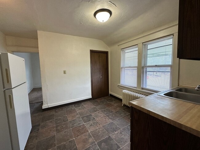 Building Photo - 208-6