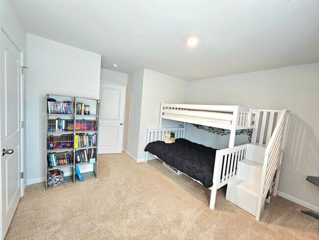 Building Photo - Beautiful Home 4 Bedroom 2.5 Bath