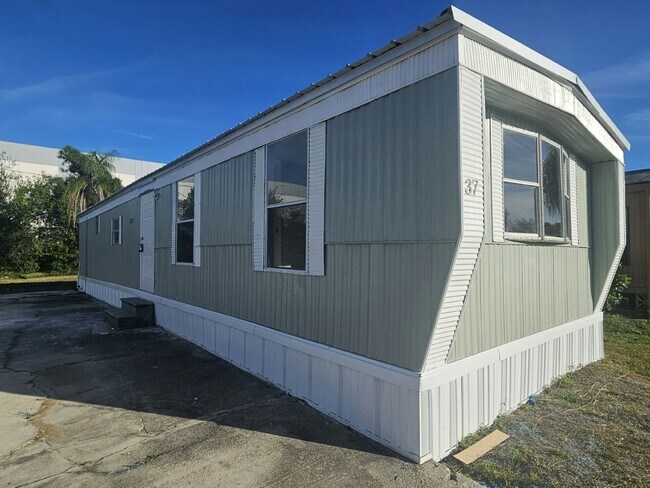 Building Photo - 6280 Hamilton Dr