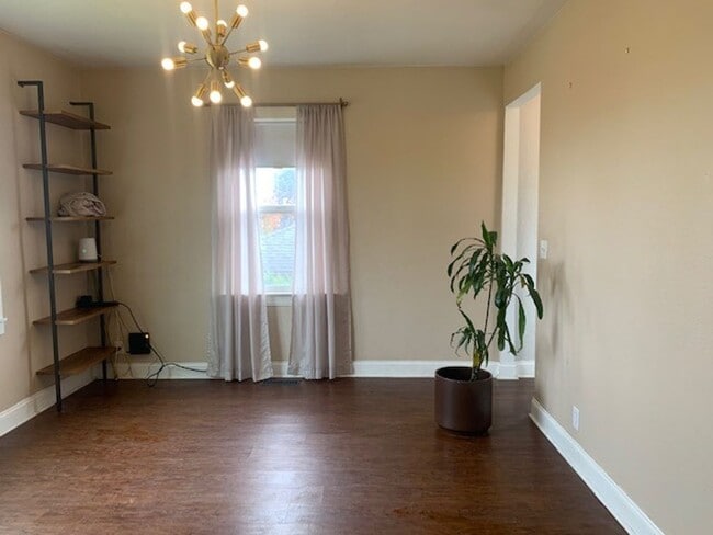 Building Photo - Classic Updated Bungalow.  2 bed with flex...