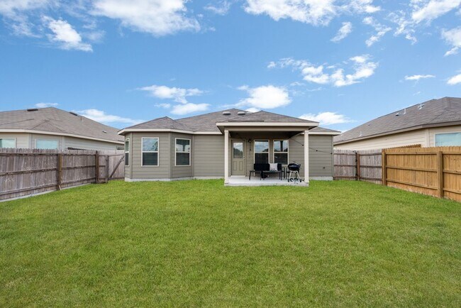 Building Photo - Stylish 3-Bed Home with Island Kitchen, Private Patio & Fenced Yard in Seguin