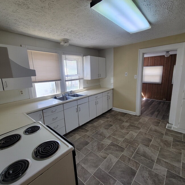 Building Photo - 2 Bedroom Lawrence home.