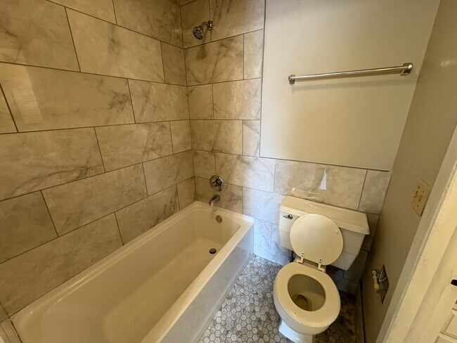 Building Photo - 515 Basswood Ave