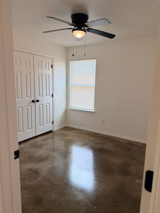 Building Photo - 983 Cline Dr