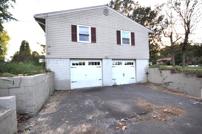Building Photo - House in Benton City Limits