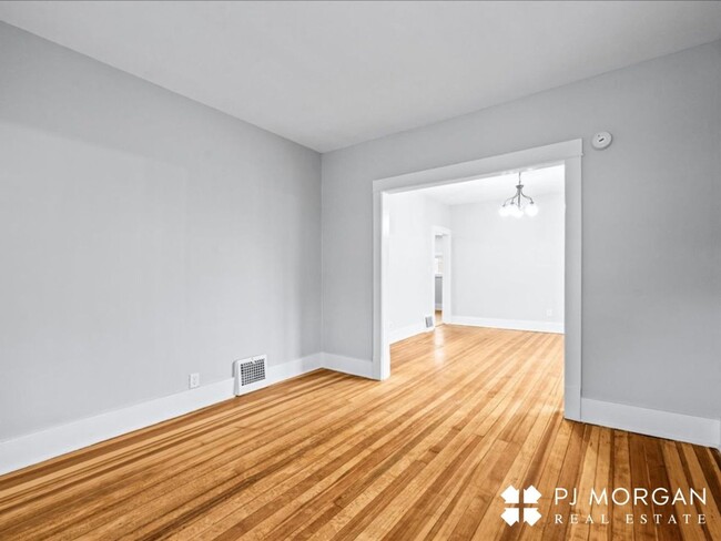 Building Photo - 3 bedroom 2 bath house in midtown! RENTAL ...