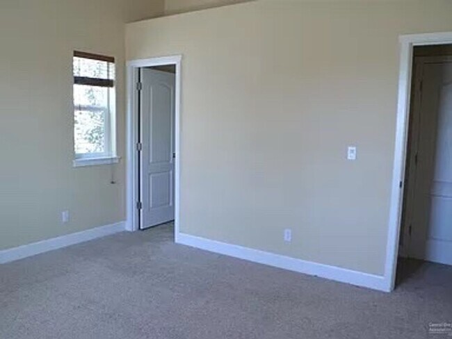 Building Photo - 3 Bed 2.5 Bath Home in desirable location!