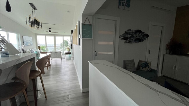 Building Photo - 1041 Hillsboro Mile