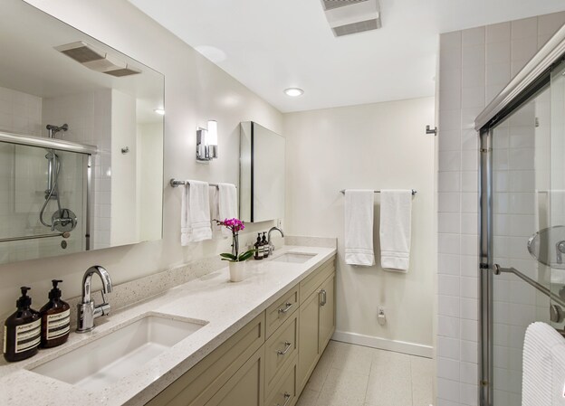 Building Photo - 8550 Holloway Dr