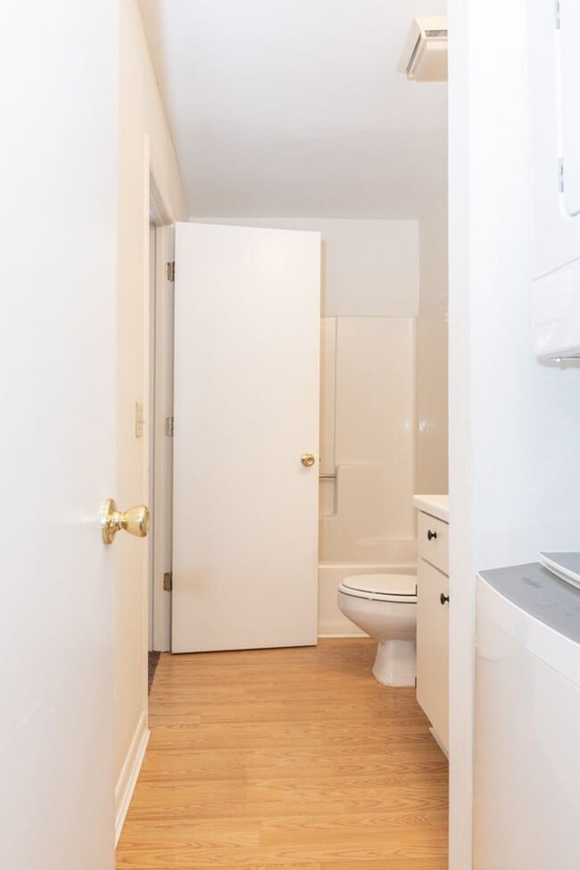 Building Photo - Spacious Two Bedroom Townhome