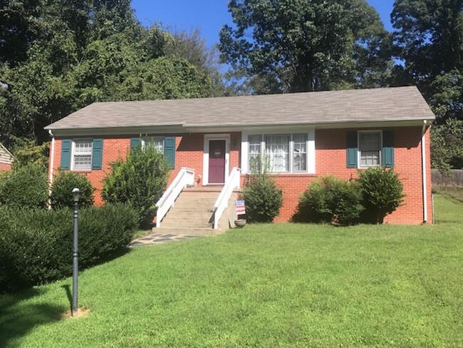 Building Photo - Three Bedroom Two Bathroom Brick Ranch Hom...