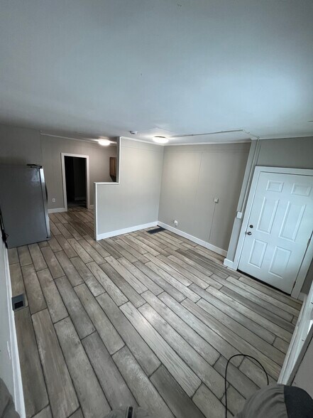 Building Photo - 106 N Main St