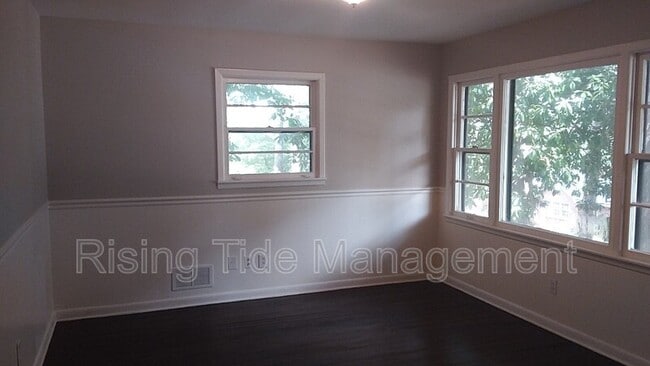 Building Photo - 1854 Edgehill Dr