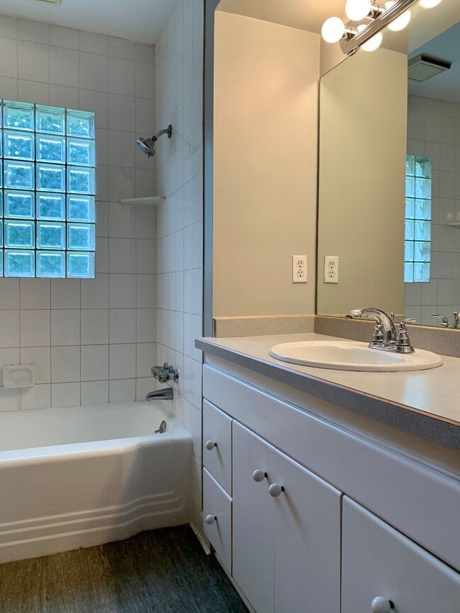 Building Photo - Incredible 4 Bedroom 2 Bathroom Home in Crystal!