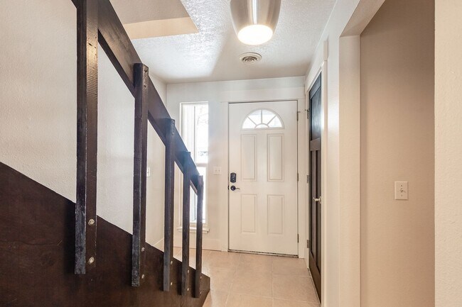 Building Photo - Newly Renovated 2 Bed 1.5 Bath Townhouse