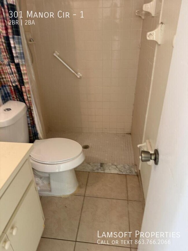 Building Photo - 301 Manor Cir