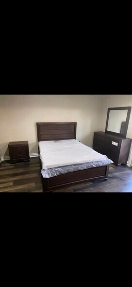 Building Photo - 2712 E Dominguez St