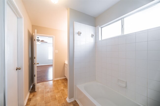 Building Photo - 930 Lancaster Lake Dr