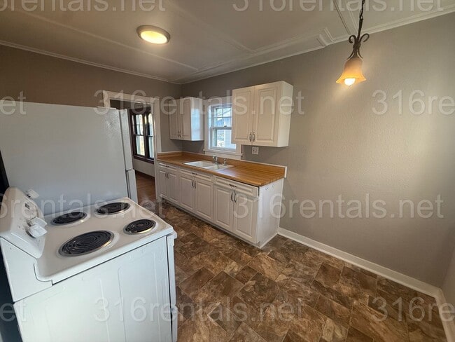 Building Photo - $1100 - 2 bedroom / 1 bathroom - Single Family Home