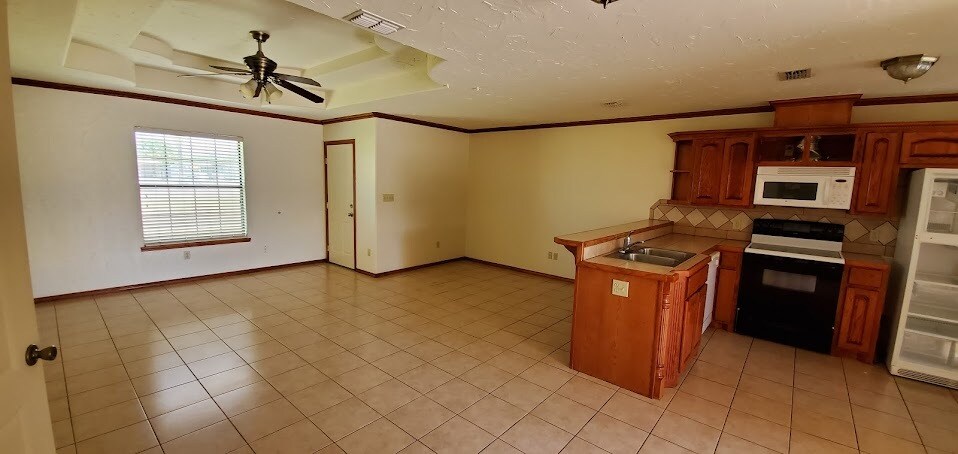 living - 2000 Circle Dr