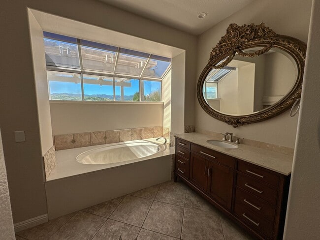 Building Photo - Single Story 3 Bedroom Home for Rent in Newhall!