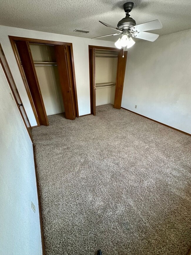 Building Photo - Spacious 3 bedroom, 2 bath home!  Don't mi...
