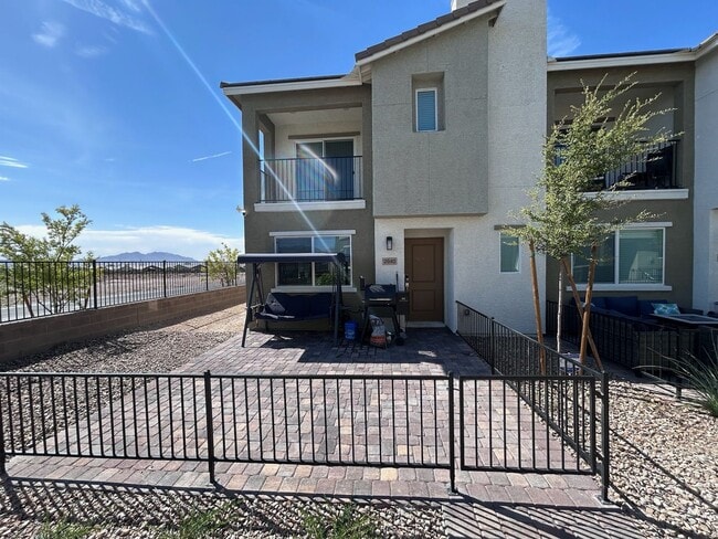 Primary Photo - Modern home with stunning mountain views.