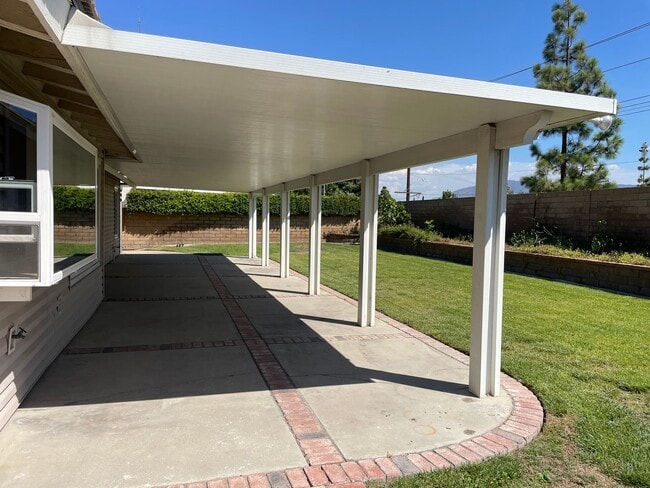 Building Photo - Gorgeous 4 Bedroom 2 Bathroom Home with Lo...