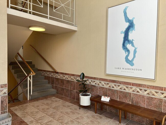 Building Photo - Lake Washington waterfront living with lak...
