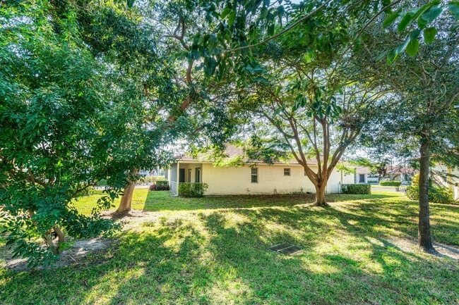 Building Photo - 9977 Three Lakes Cir