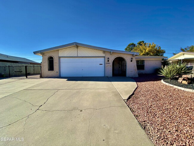 Building Photo - 1305 Vista De Oro Dr