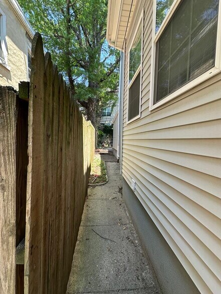 Building Photo - 3809 Baring St