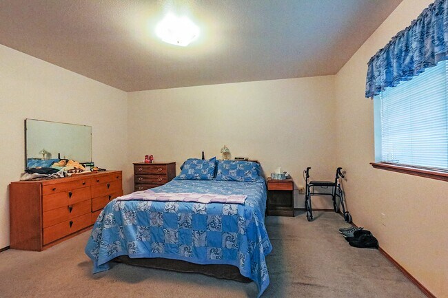 Building Photo - 10279 SE Grandview St