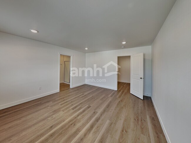 Building Photo - 4816 85th Dr NE