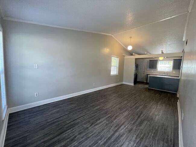 Building Photo - 2 bedroom, 1 bath Duplex
