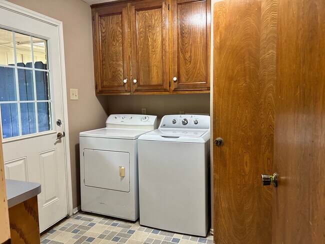 Building Photo - 3 Bedroom 2.5 Bath Home Tucked in Cul-de-sac!! Available NOW!