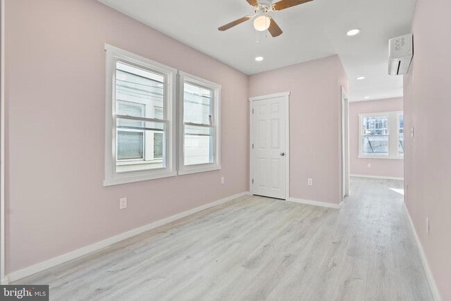 Building Photo - 309 N Oxford Ave