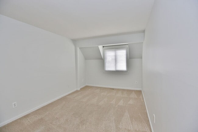 Building Photo - Beautifully Updated Townhome In Ocean Lake...