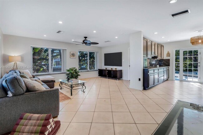 Building Photo - 1600 N 28th Ct