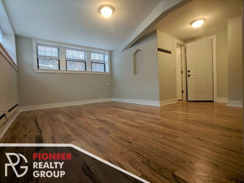 Building Photo - 4409 N Wolcott Ave