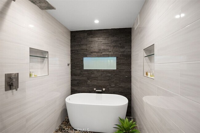 Building Photo - 12 Dauphin