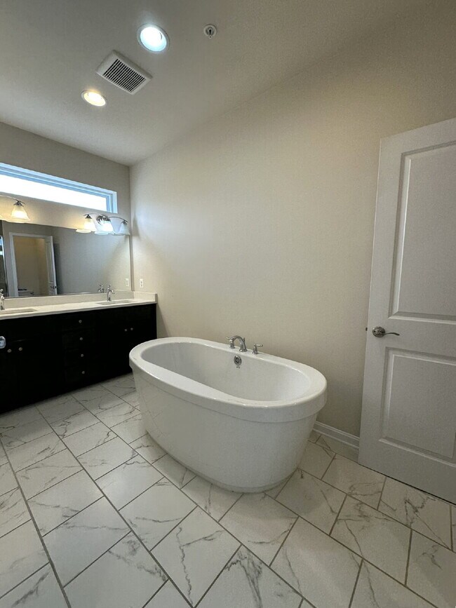 Building Photo - Luxury Townhome in Frederick