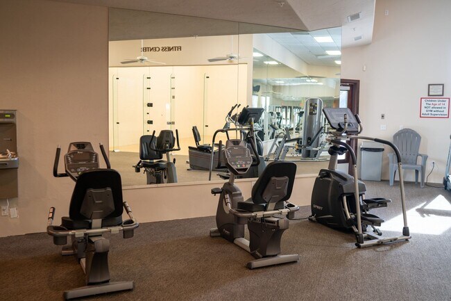 Building Photo - Ground floor spacious 2 Bedroom Condo near pool and gym