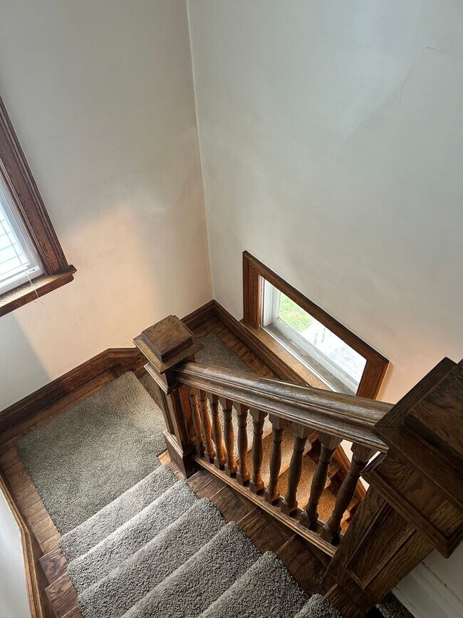 Building Photo - AVAILABLE NOW! FOR A DECEMBER 1ST MOVE IN - 4 Bedroom 1 Bath Home!