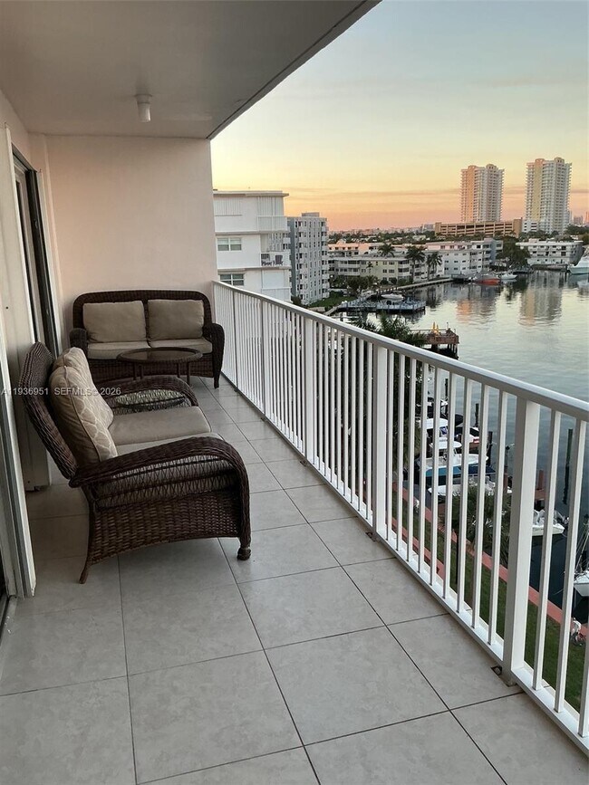 Building Photo - 400 Golden Isles Dr