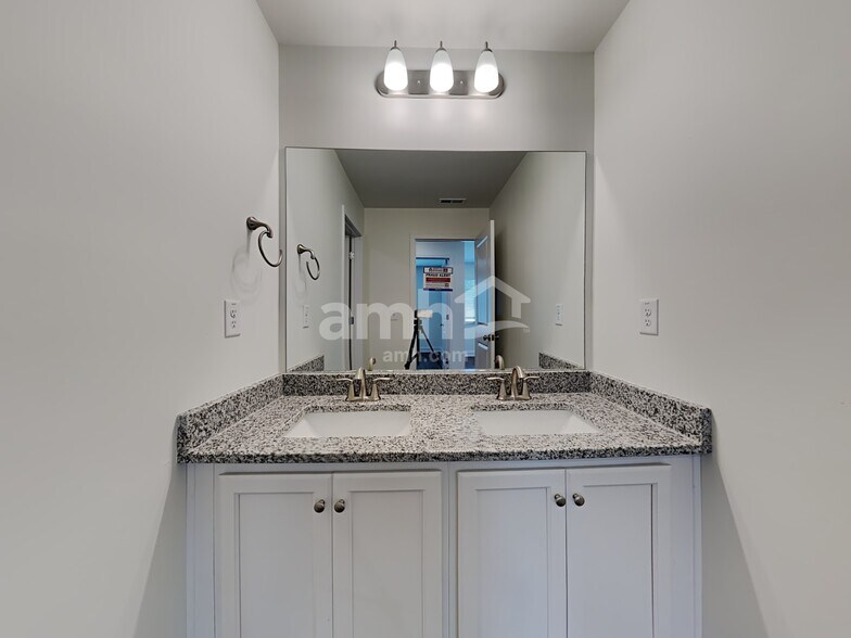 Building Photo - 321 Bourne St